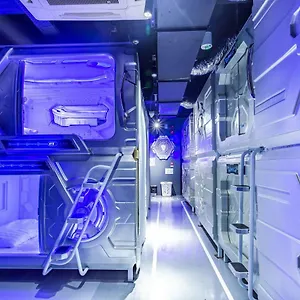 ** Capsulehotel Met A Space Pod At Arab Street Singapore